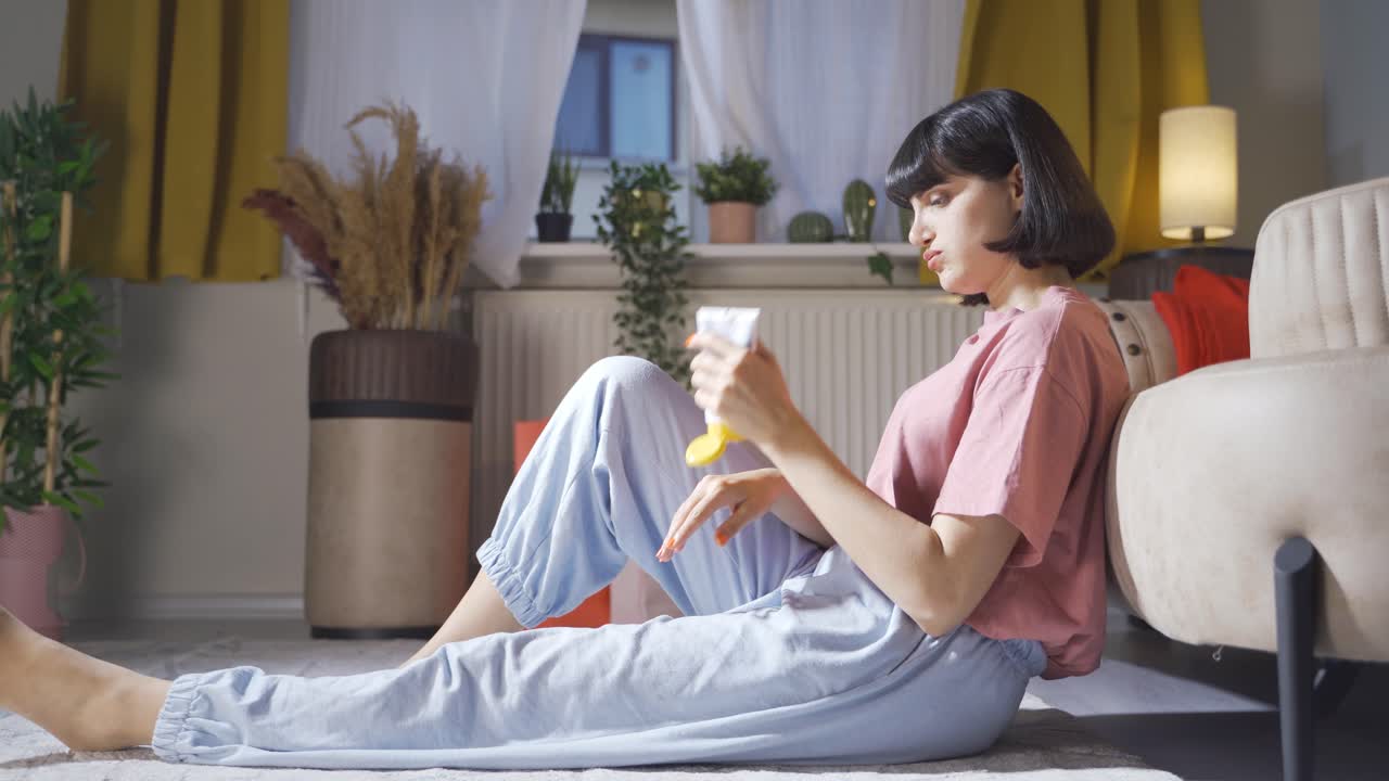 바디 크림이 다 떨어졌던 여자는 좌절했습니다.