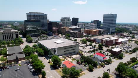 Schneller-Luftstoß-In-Die-Skyline-Von-Columbia,-South-Carolina