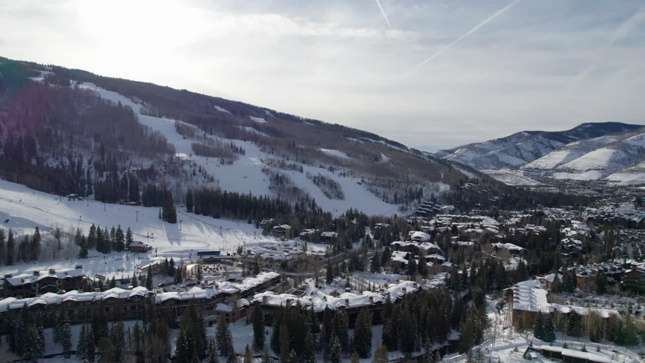 vista aérea de drones de una estación de esquí en los estados unidos durante la puesta de sol