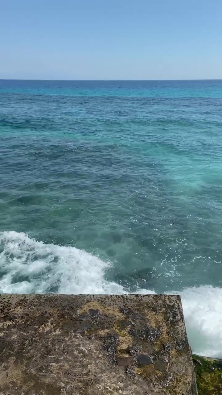 Beton Bir İskeleyle Çarpan Okyanus Dalgaları