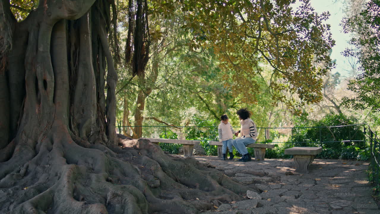 madre banco de asiento para niños relajándose en el paseo familiar día soleado. paseo familiar