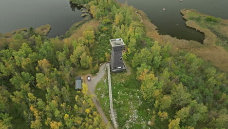 Torre-De-Observación-Saltkaret-Rodeada-De-Colores-Otoñales-En-El-Archipiélago-De-Kvarken,-Mustasaari,-Finlandia