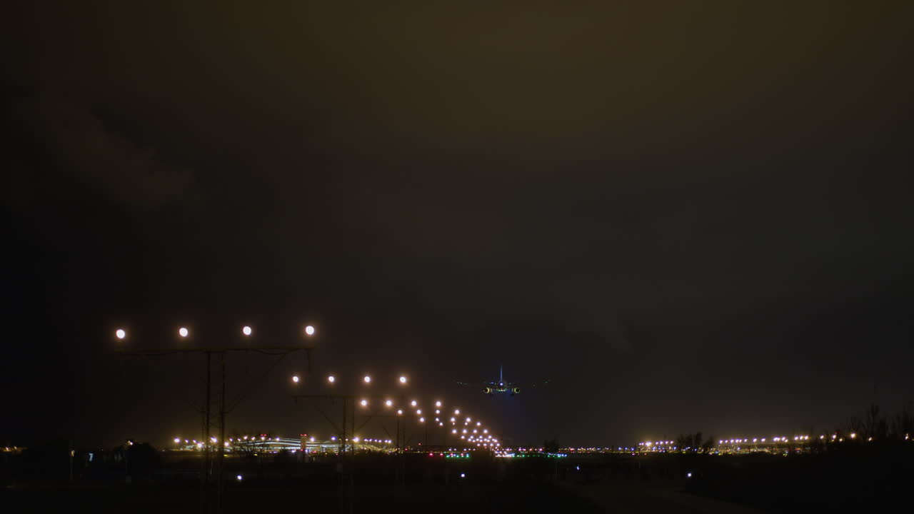 밤에 착륙하는 비행기