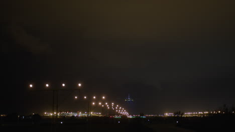 avión aterrizando en la noche