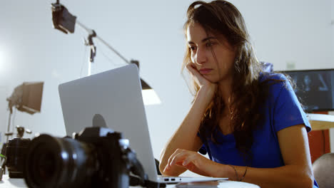 Modelo-Femenino-Usando-Laptop-4k