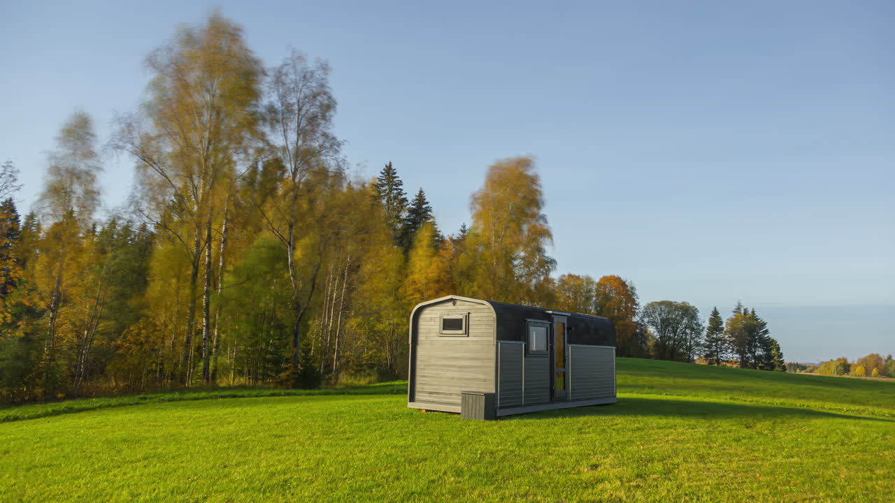 시골 트레일러 또는 작은 집 시간은 봄, 여름, 가을, 겨울의 네 계절을 통과합니다.
