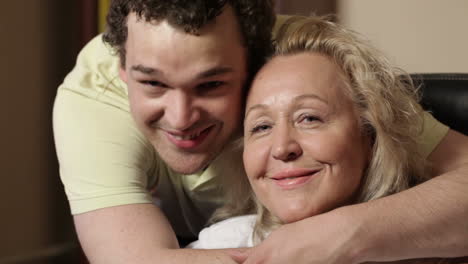 Hijo-Abraza-A-Su-Madre-2