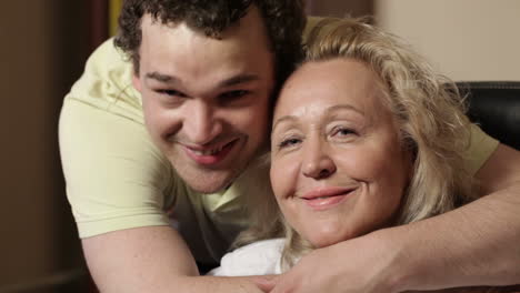 hijo abraza a su madre 2