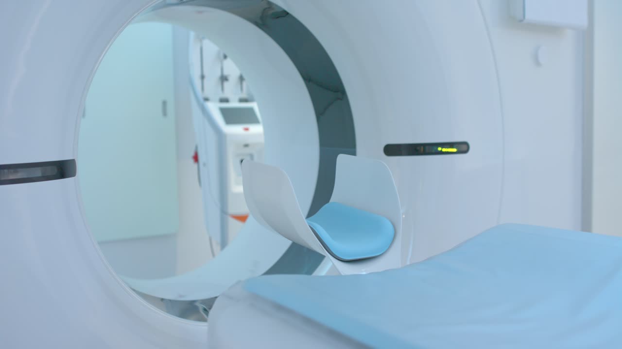 Il gantry sposta il lettino e il supporto per la testa nell'apertura in radiologia mentre il sistema avvia la scansione