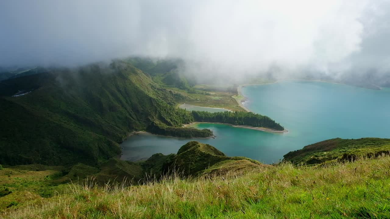 sebuah adegan pagi untuk lagao do fogo danau kawah di azores saat itu terjerumus dalam awan