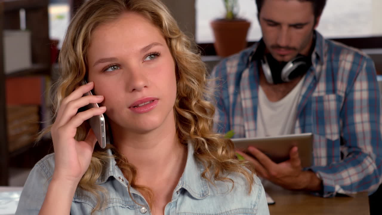 equipo de negocios casual en dispositivos electrónicos