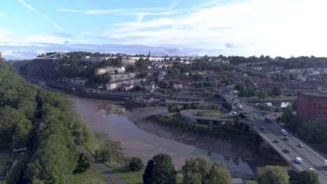 Empuje-Aéreo-En-Toma-Sobre-Bristol-Hacia-El-Puente-Colgante-De-Cliffton