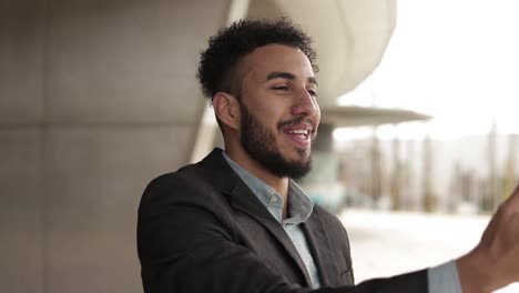 joven feliz haciendo una videollamada a través de un teléfono inteligente