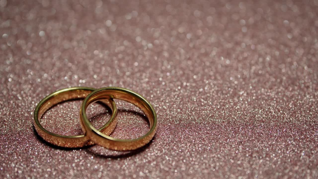 兩個金色的婚戒指
