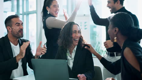 feliz equipo de negocios celebrando el éxito