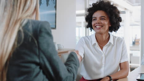 entrevista de trabajo exitosa feliz de raza mixta mujer de negocios pasante estrechando la mano con el gerente en la reunión felicitaciones por la nueva oportunidad de carrera en la oficina corporativa