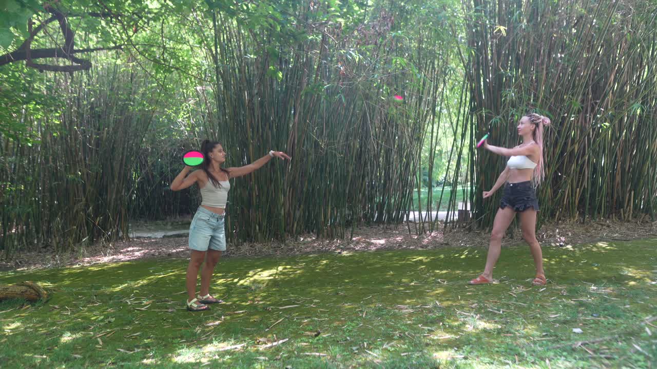 Dos mujeres jugando en un parque.