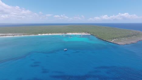 Unglaubliches-Türkisfarbenes-Und-Blaues-Meerwasser-Des-Tropischen-Inselstrandes-Von-Catalina-In-Der-Dominikanischen-Republik,-Luftdrohnenansicht