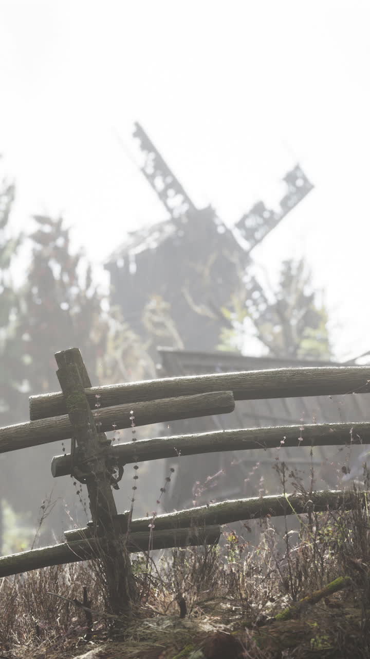 старая ветряная мельница в тумане