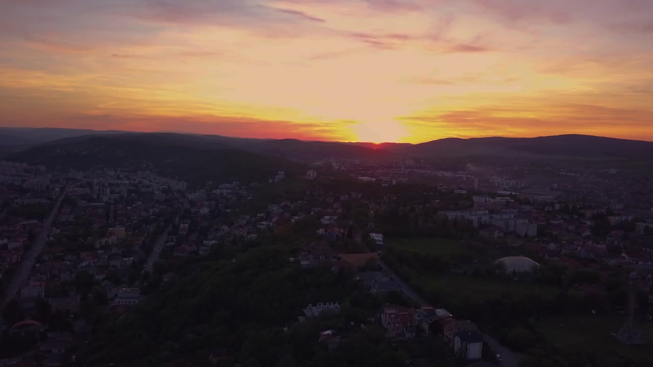 horizonte rojo al atardecer en cluj, rumania, transilvania