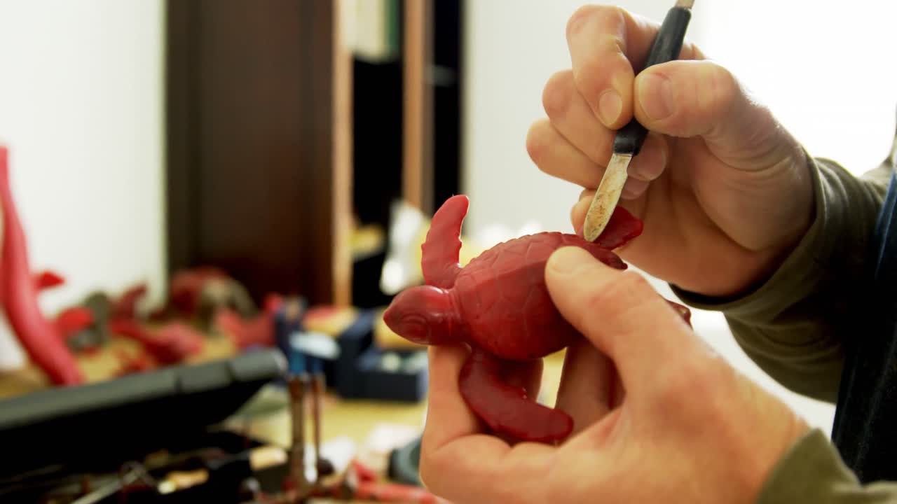 artesano trabajando en escultura sintética 4k