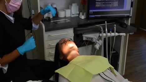 Dentista-Femenina-Interactuando-Con-Un-Paciente-4k