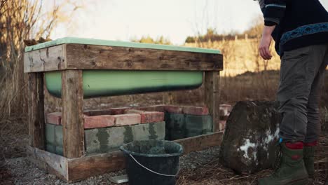 El-Hombre-Colocó-Una-Gran-Piedra-En-La-Estufa-Debajo-Del-Jacuzzi-De-Bricolaje---Toma-Estática