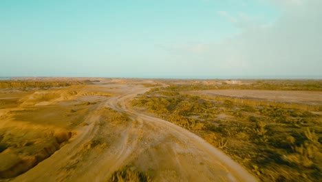 Toma-Aérea-Del-Desierto-Y-El-Horizonte-En-Colombia,-La-Guajira