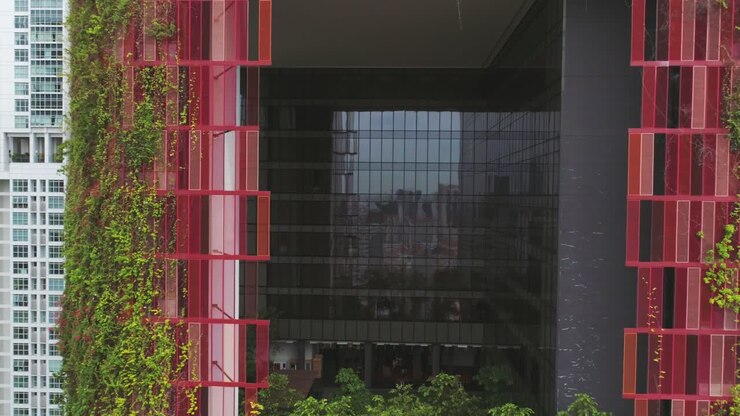 Arquitectura moderna con jardín vertical y vista a la ciudad