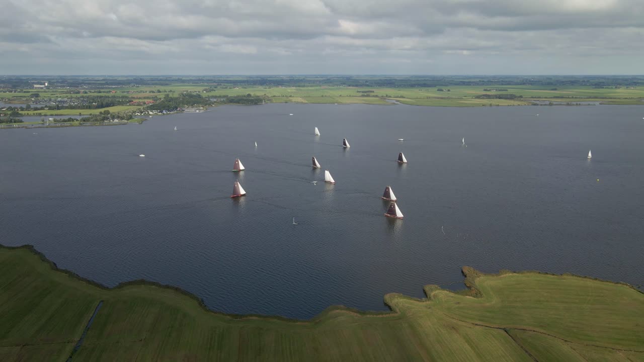 Vue aérienne de voiliers skutsje en compétition sur le lac Sneekermeer à Sneek, Frise, Pays-Bas