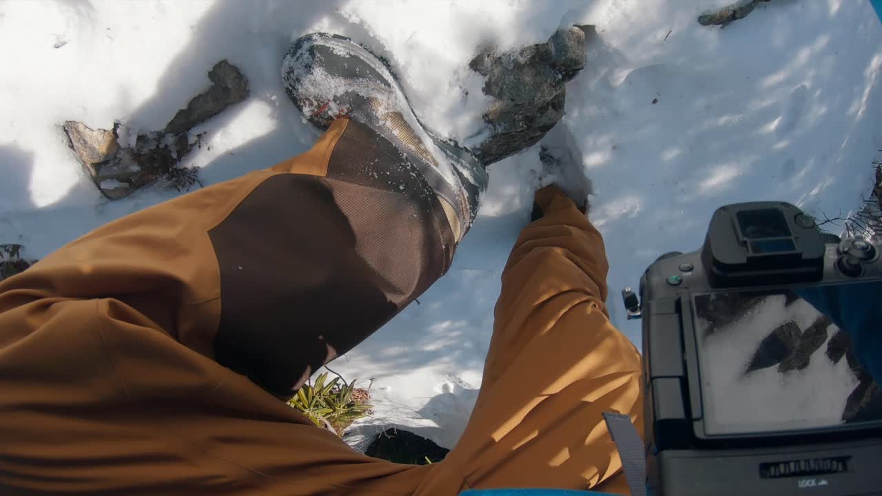 un hombre escalando una empinada roca de montaña a mano