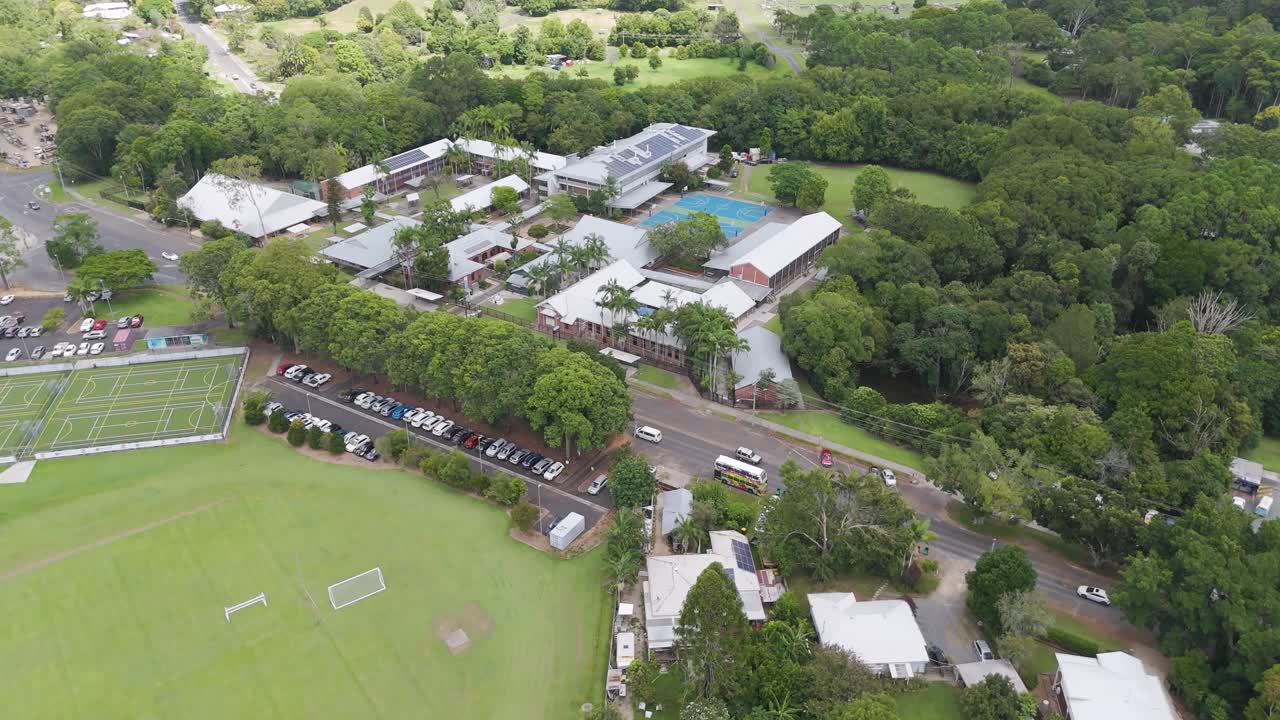 울창 한 초록색 이 지역 학교 와  을 둘러싸고 있다