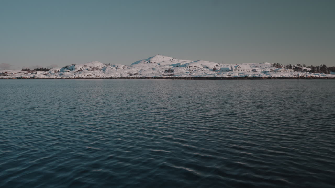 majestuosas vistas de los fiordos occidentales de noruega, con montañas nevadas y aguas serenas