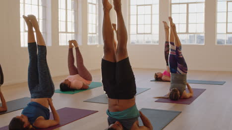 Yoga-Kurs-Junger-Gesunder-Menschen,-Die-Unterstützte-Schulterstand-Pose-Praktizieren-Und-Das-Training-In-Der-Gruppenmeditation-Im-Fitnessstudio-Bei-Sonnenaufgang-Genießen