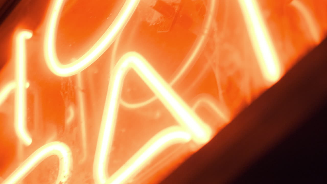 근접 촬영 밤에 밝은 네온 가게 간판