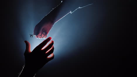 la mano en la parte superior tiene la clave para la inspiración del hombre y el concepto de ayuda 4k video