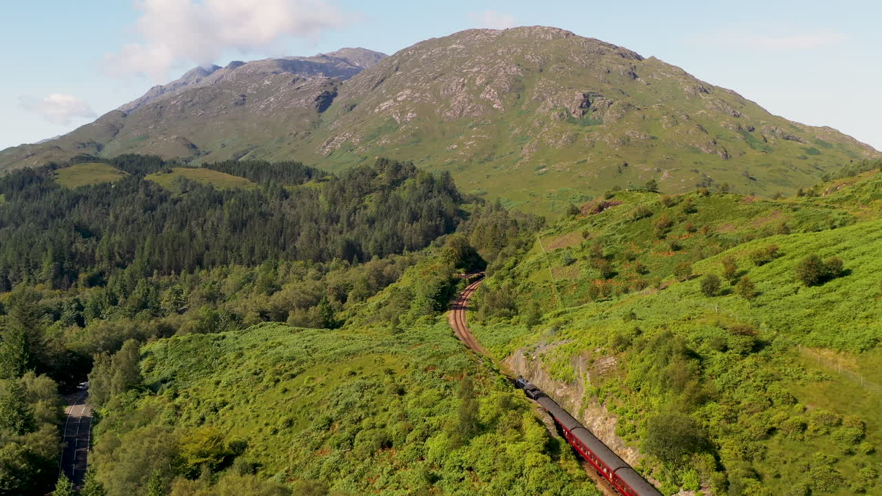 amplia toma de dron del viaducto de glenfinnan