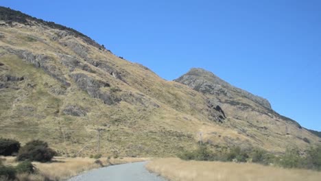 Auf-Einer-Schotterstraße-In-Richtung-Berge-Fahren