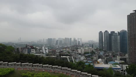 Toma-Aérea-De-Drones-Volando-A-Través-De-La-Ciudad-De-Seúl-Con-Una-Vista-Del-Horizonte-En-Corea-Del-Sur