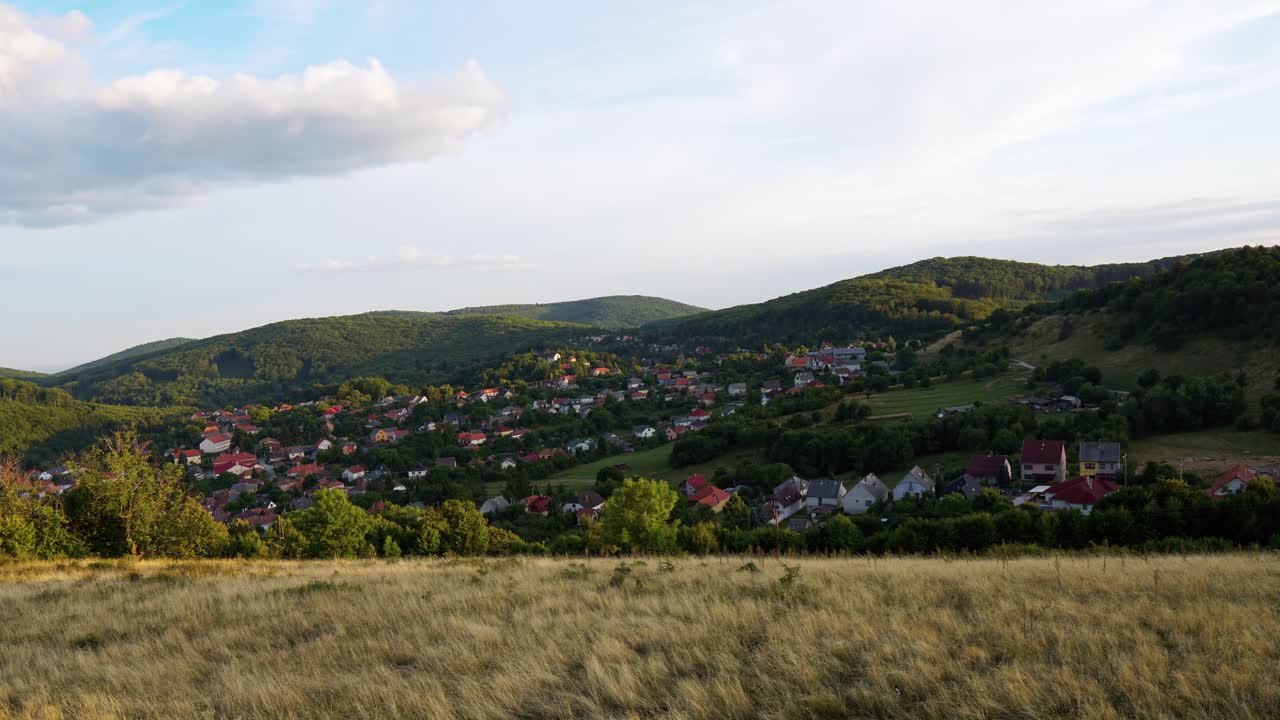 헝가리의 타임랩스 비디오, bükkszentkereszt 전망대, 들판, 전통 마을, 산을 배경으로 한 멋진 전망