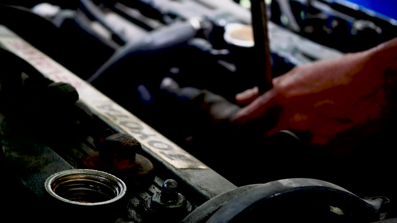 mecánico profesional de mantenimiento de un automóvil