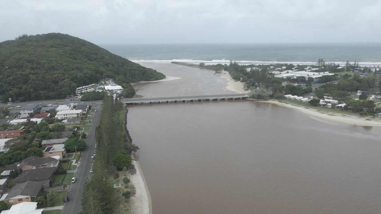 오스트레일리아 qld에 있는 벌리 헤드 국립공원 근처 tallebudgera 크릭을 가로지르는 다리에서 운전하는 자동차