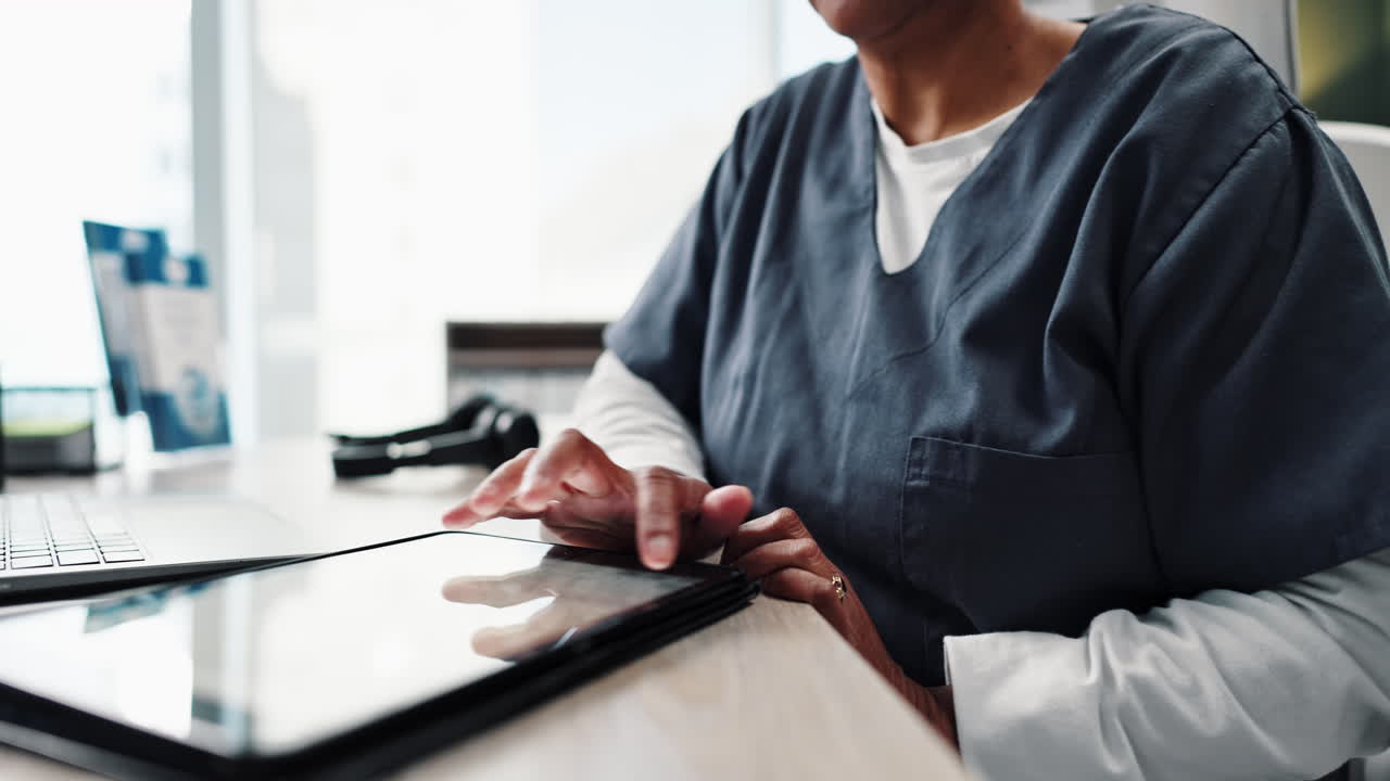Operatore sanitario che usa un tablet in un ufficio
