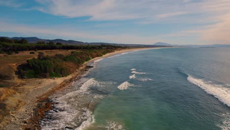 strand aan de atlantische kust is de stad tarifa, spanje