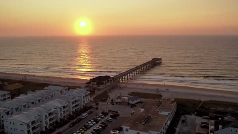 Retiro-Aéreo-Sobre-El-Muelle-Al-Amanecer-En-La-Playa-De-Wrightsville-Nc