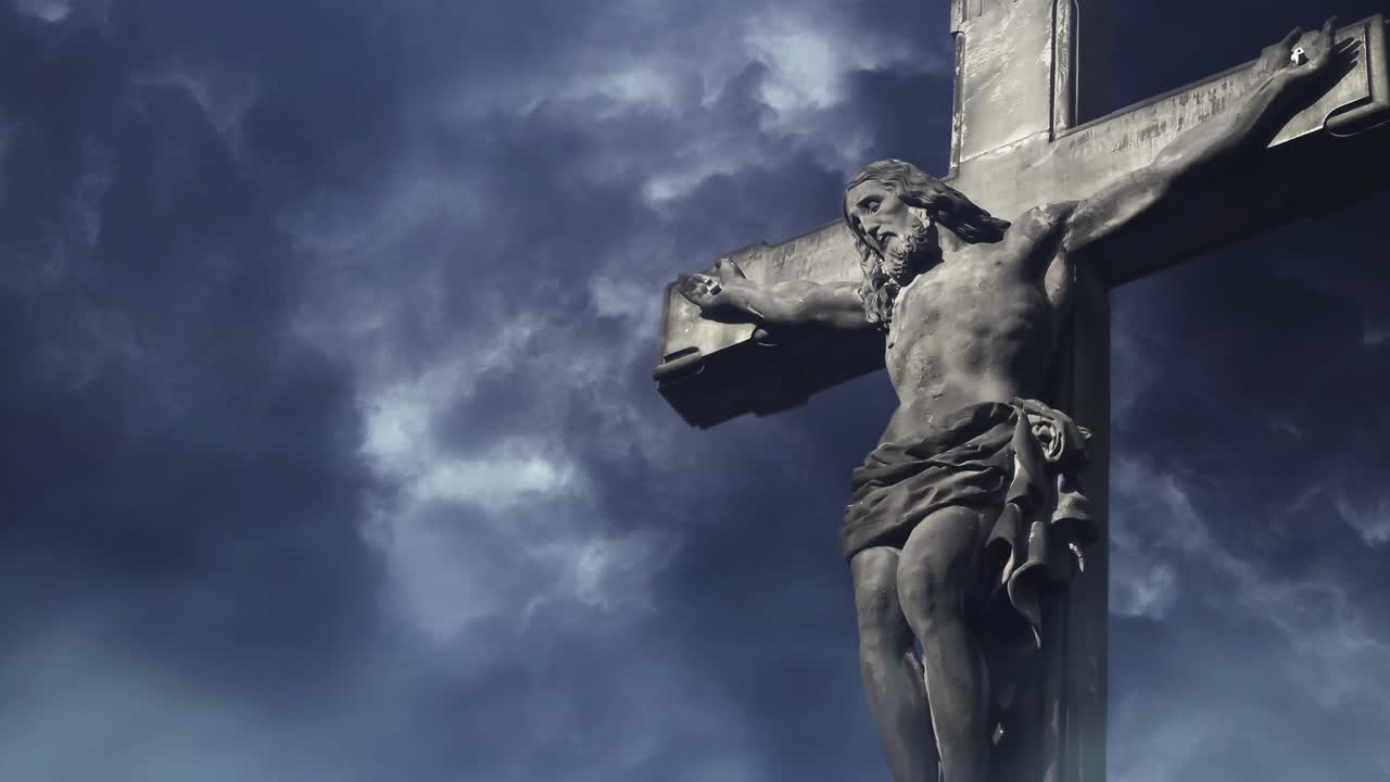 jesús en la cruz sobre un fondo de nubes oscuras