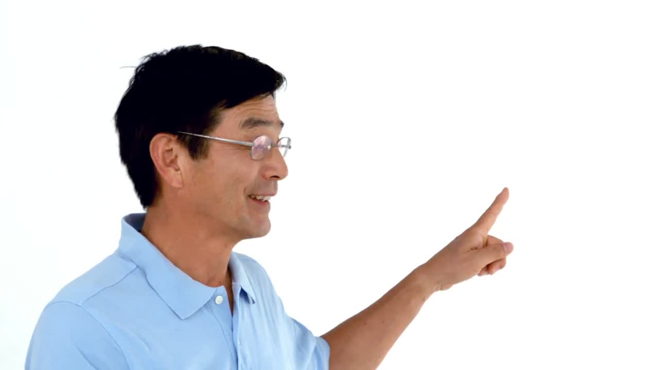 戴眼鏡的微笑男士指向前方