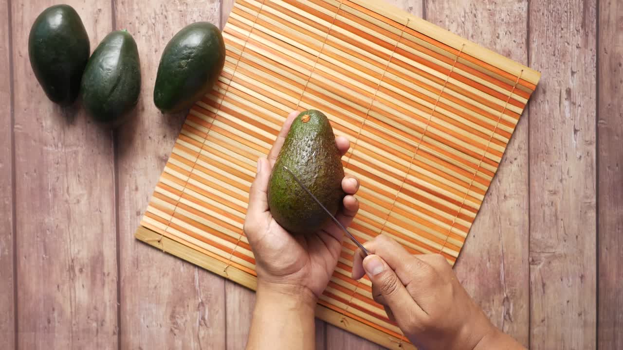 Tagliare un avocado
