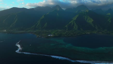 hora de oro puesta de sol imponentes picos de montañas surf arrecife canal de descanso teahupoo ola tahiti polinesia francesa avión no tripulado increíble paisaje de la isla nubes olímpicas moorea bora bora papeete círculo a la derecha