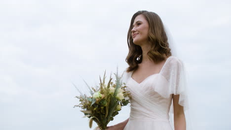 el novio y la novia al aire libre